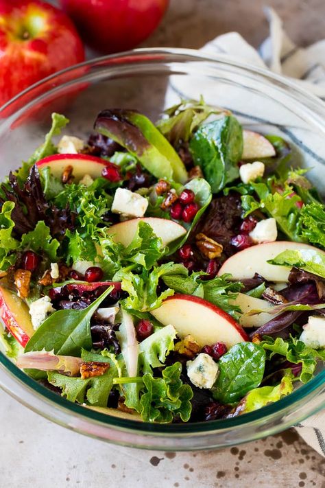 Thanksgiving Salad Green Salad For Thanksgiving, Thanksgiving Salad Recipes, Winter Fruit Salad, Thanksgiving Salad, Holiday Salads, Turkey Salad, Pomegranate Salad, Green Salad Recipes, Salad Mixed Greens