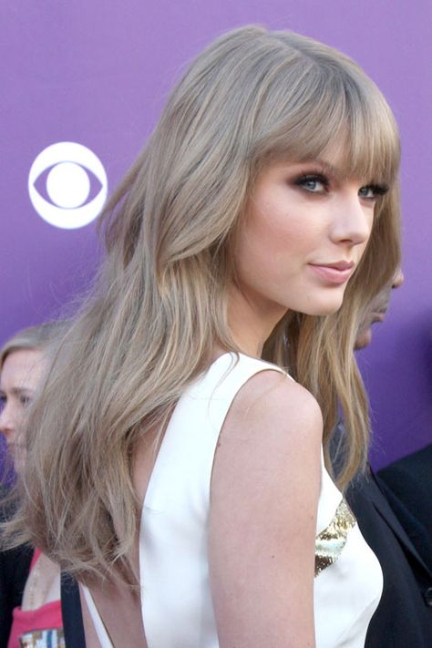 Dark Blonde Hair Taylor Swift, Muted Ash Blonde Hair, Ashy Sandy Blonde Hair, Taylor Swift Hair Color 2023, Blonde Hair Taylor Swift, Sandy Ash Blonde Hair, Taupe Blonde Hair, Taylor Swift Blonde Hair, Dark Cool Blonde Hair