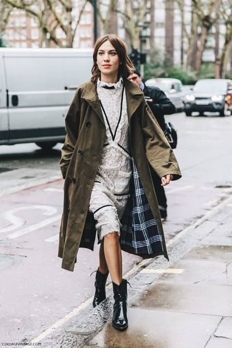 Alexa Chung Rainboots Outfit, Alexa Chung Style, London Fashion Weeks, Burberry Coat, Nye Outfits, Eve Outfit, New Years Eve Outfits, Looks Street Style, Outfit Trends