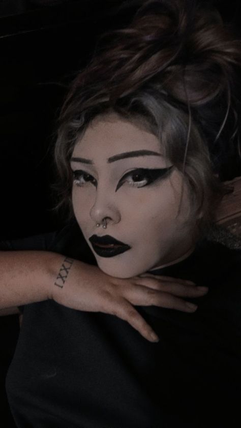 Alt Makeup Hooded Eyes, Simple Goth Makeup Look, Hooded Eyes Alt Makeup, Goth Makeup Hooded Eyes, Goth Eyeliner Looks For Hooded Eyes, Simple Goth Makeup, Cybergoth Makeup, Appearance Aesthetic, Trad Goth Eyeliner