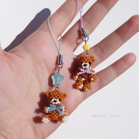 🧸𝓣𝓮𝓭𝓭𝔂 𝓑𝓮𝓪𝓻 𝓟𝓱𝓸𝓷𝓮 𝓒𝓱𝓪𝓻𝓶𝓼🧸 ❥ Available now! ✧ one of a kind pieces ✧ 𖦹 Handcrafted teddy bear charms with miyuki beads and czech glass star beads 𖦹 15e .·:*¨༺ DM TO ORDER ༻¨*:·. ｡ﾟﾟ･｡･ﾟﾟ｡ ﾟ。𝓟𝓾𝓻𝓻𝓻 　ﾟ･�｡･ﾟ Tags 🏷️: #handcrafted #beads #glassbeads #handcraftedjewelry #beadednecklace #fairycore #greeksmallbusiness #phonecharm Glass Bead Phone Charm, Beads Earrings Design, Diy Beaded Charms, Beaded Charms Diy, Bead Phone Charms, Beaded Teddy Bear, Seed Bead Charms, Glass Bead Crafts Diy, Beaded Bear