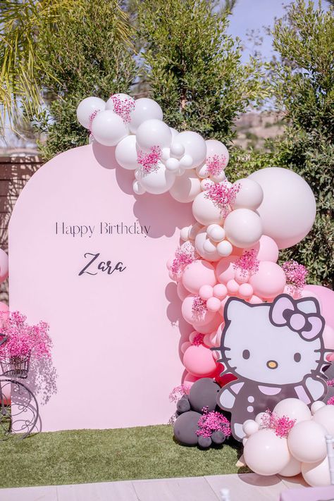 Hello Kitty Birthday Balloon Decoration, Ballon Decorations Hello Kitty, Hello Kitty Birthday Theme Backdrop, 1st Birthday Hello Kitty Theme, Hello Kitty Paris Party, Hello Kitty Backdrop Ideas Backgrounds, Kuromi And Hello Kitty Birthday Party, Hello Kitty Decorations Party, Hello Kitty Arch Balloon