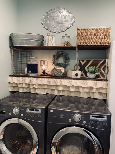 Laundry room decor Rustic Farmhouse Laundry Room, Farmhouse Laundry Room Ideas, Farm House Laundry Room, Rustic Laundry, House Laundry Room, Country Laundry Rooms, Laundry Room Ideas Small Space, Small Laundry Room Makeover, Rustic Laundry Rooms