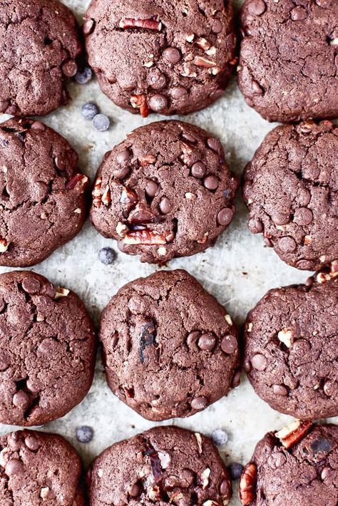 Try these 11 healthy holiday treats that are sure to please during the Christmas (and New Years!) season! They are healthy recipes that are good for kids and adults alike, great for snacks, desserts, and those who are following a clean eating diet. Gluten free, dairy free, plant based, vegan, paleo, and no sugar options! Chocolate Pecan Cookies, Healthy Holiday Treats, Clean Eating Vegetarian, Chocolate Chip Pecan Cookies, Dairy Free Cookies, Pecan Cookies, Desserts Vegan, Chocolate Pecan, Healthy Holidays