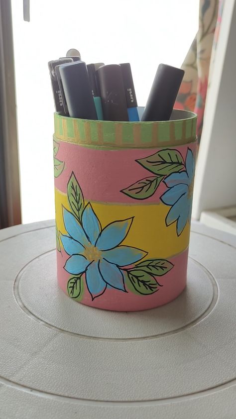 Easy DIY Pen Stand with Old Box using Acrylic Chalk Colors How To Make Chalk Box For School, Painting On Pen Stand, Easy Pen Holder Diy, Pen Holder Design Diy Crafts, Pen Holder Painting Ideas, Pen Stand Diy Handmade, Pen Stand Diy Creative, Pen Stand Painting Ideas, Cute Pen Stand