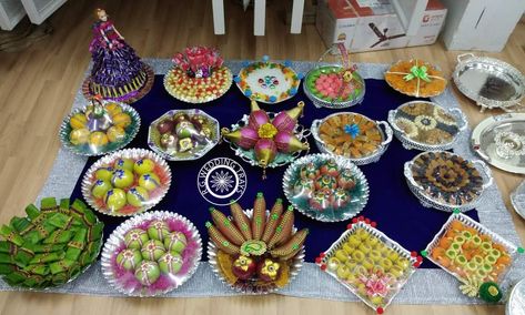 Baby Shower Plate Decoration Ideas, Wedding Plates Decoration Indian, Plate Decoration For Baby Shower Indian, Poonal Decoration, Seer Thattu Decoration Ideas, Sreemantham Plate Decoration, Engagement Plates Decoration Ideas, Seemantham Plate Decoration Ideas, Plate Decoration Wedding Indian