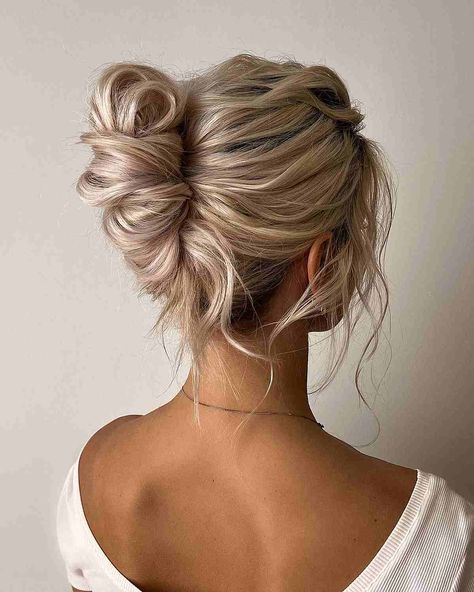 Banana Bun Hairstyle, Updo Hairstyles For Work, Coque Banana, Hairstyles For Work, Bridesmaid Hair Inspo, Bridemaids Hairstyles, Easy Updo, Wedding Hair Up, Easy Updo Hairstyles