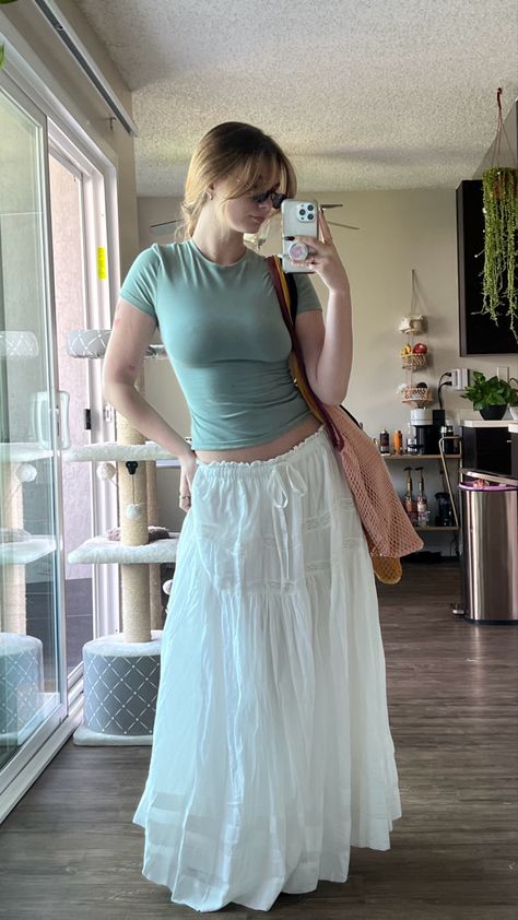 Big Legs Outfit Summer, Fits With Maxi Skirts, Maxi Skirt And Converse, Low Waisted Long Skirt Outfits, Spring Outfit Skirt, Outfit Inspo Maxi Skirt, Low Rise Maxi Skirt Outfit, Maxi Skirt Outfit Grunge, All White Skirt Outfit