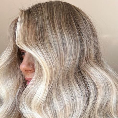 Blonde Hair Natural Roots, Root Smudge Blonde, Soft Blonde Hair, Blonde Foils, Blonde Hair With Roots, Hair Shadow, Blonde With Dark Roots, Hair Color Options, Cool Blonde Hair