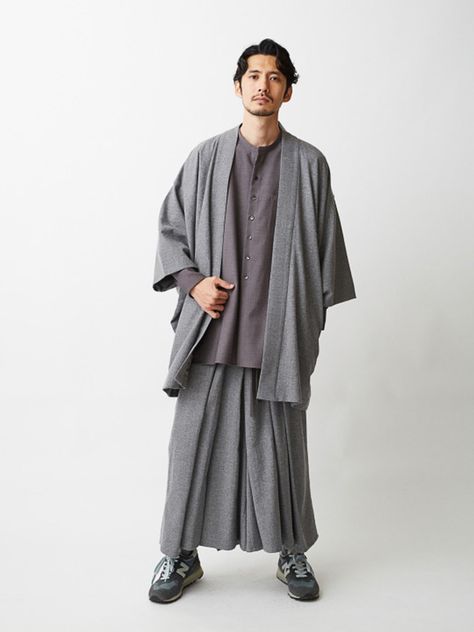 Samurai Coats From Japan Bring Back Traditional Clothing With Sophisticated Twist Samurai Fashion, Look Kimono, Japanese Mens Fashion, Hakama Pants, Japanese Traditional Clothes, Casual Kimono, 남자 몸, Japanese Outfits, Japan Fashion