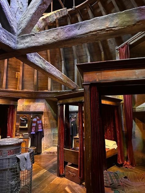 WHY EVERY HARRY POTTER FAN NEEDS TO VISIT THE WARNER BROTHERS STUDIO TOUR IN LONDON ASAP — Tanna Wasilchak Geek Room Decor, Hogwarts Bedroom, Room Decor Bedroom Ideas, Gryffindor Common Room, Geek Room, Stile Harry Potter, Decor Bedroom Ideas, Harry Potter Room Decor, Gryffindor Aesthetic