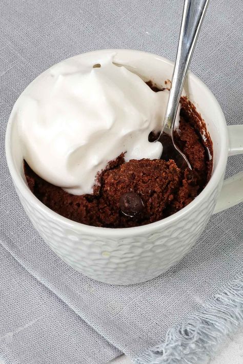 This gooey, chocolatey vegan almond flour mug cake bakes right in the microwave. An easy, healthy dessert ready in just 5 minutes! WFPB, oil free. Dr Joey Shulman, Vegan Mug Cakes, Flax Meal, Chocolate Muffin, Chocolate Lava Cake, Keto Dessert Easy, Chocolate Mug Cakes, Chocolate Mugs, Keto Chocolate