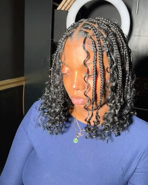 JACKSONVILLE BRAIDER on Instagram: "bob length boho knotless😻😻😻 - - - #jax #jaxhairstylist #knotlessbraids #boho #bohoknotlessbraids #stitch #stitchbraids #beautyinfluencer #blackowned #smallbusiness #knotless #beautyinfluencer #beautiful" Boho Knotless Braids Medium Length, Knotless Braid Bob, Boho Knotless Braids Short, Knotless Braids For Black Women, Knotless Braids Short, Short Knotless Braids, Short Knotless, Boho Bob, Bob Length