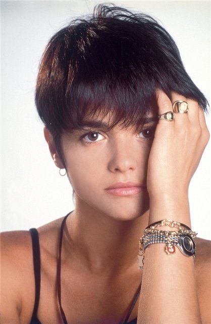 #AraceliGonzalez en los 90's European Women, Linen Clothes, Cortes De Cabello Corto, Body Types, Cortes De Pelo, Hair Color, Hair Cuts, Coral, Celebrities