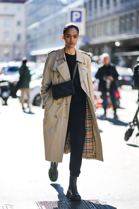 Burberry Trench Coat Street Style, Burberry Trench Outfit, Burberry Street Style, Burberry Trench Coat Outfit, Trench Coats Women Outfit, Casual Trench Coat Outfit, Beige Trench Coat Outfit, Vintage Burberry Trench Coat, Trench Coat Street Style