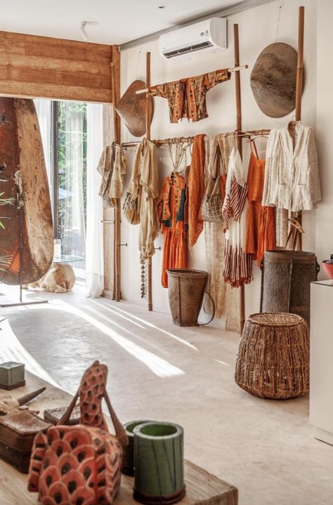 Boho Style Shop Interior, Clothing Botique Interiors Design, Beach Boutique Interior, Boho Display Ideas, Tulum Store Design, Blanket Display Ideas Retail, Boho Clothing Stores Display, Boho Clothing Store Interior, Saree Botique Interiors