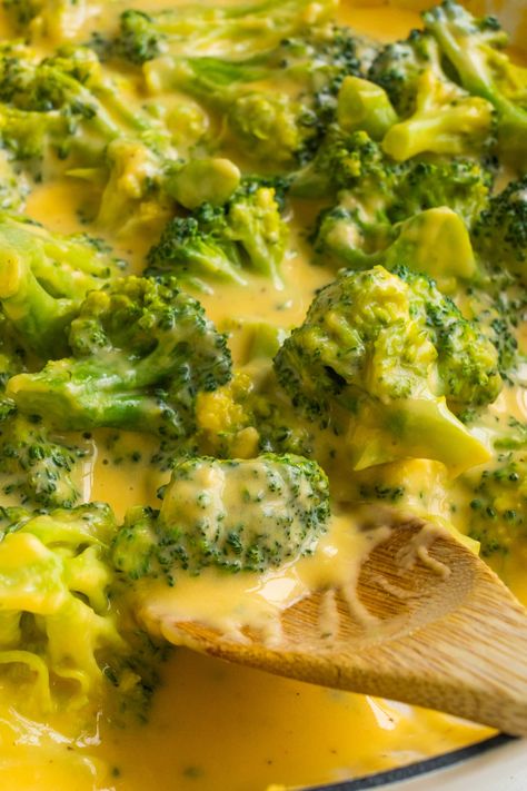 Looking for the best kid-friendly side dish? This Cheesy Broccoli recipe takes minutes to put together and is a delicious way to eat your veggies! After all, everything is better when it’s covered in cheese sauce. Cheesy Broccoli Recipe, Oven Baked Burgers, Kid Friendly Side Dishes, Broccoli And Cheese Recipe, Baked Burgers, Broccoli Recipes Side Dish, Broccoli Side Dish, Baked Potato Bar, Fried Steak Recipes