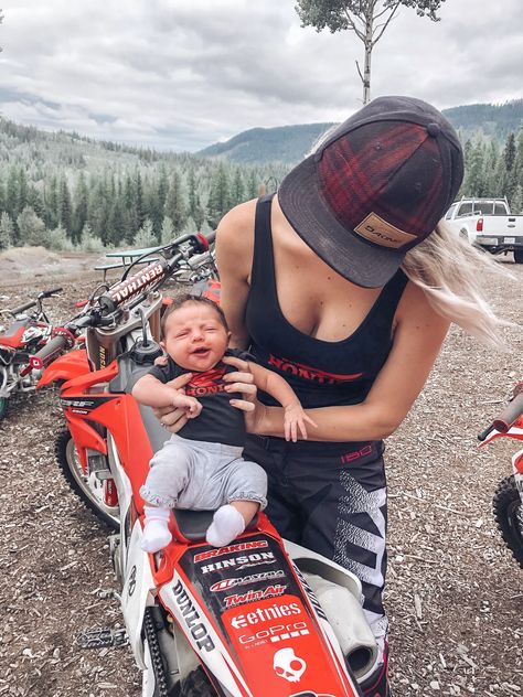 Country Baby Pictures, Motocross Family, Motocross Baby, Motocross Mom, Country Couple Pictures, Cute Country Couples, Moto Mom, Baby Announcement Pictures