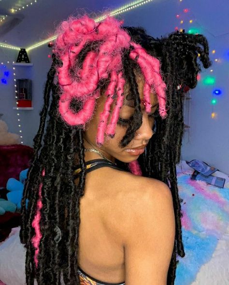 Two Color Faux Locs, Black And Purple Faux Locs, Pink And Black Hairstyles Black Women, Pink Distressed Locs, Hot Pink Faux Locs, Pink And Blonde Locs Black Women, Butterfly Locs With Color Pink, Alt Faux Locs, Pink And Black Faux Locs