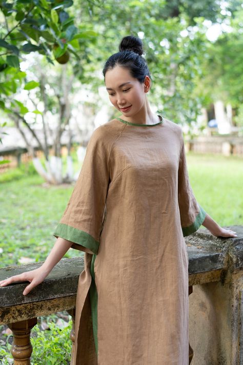 Our linen ao dai tunics are for those who love the simple, rustic beauty of linen and sustainable fashion. The ao dai has a relaxed fit and is made of soft, breathable pure linen. You can easily pair it with linen, cotton, and khaki pants, or jeans pants for a younger and more modern look. Perfect for special occasions and ceremonies. Handmade in our studio to your own measurements and wishes, with a wide range of color options. ✓DETAILS - Loose fitting - NNo front waist seams - 3/4 sleeves - Mo Loose Sleeves Design For Kurtis, Vietnamese Street Style, Loose Sleeves Kurti, Kurta Dress For Women, Linen Kurti, Velvet Outfits, Linen Tunic Dress, Simple Kurti Designs, Vietnamese Dress