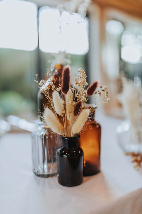 Dried Bud Vases Wedding, Rustic Reception Tables, Dried Flower Bud Vase Centerpiece, Autumn Boho Wedding Decorations, Minimal Fall Wedding Centerpieces, Dried Flowers Fall Wedding, Simple Dried Floral Centerpieces, Dry Flowers Table Decoration, Dried Flower Wedding Tablescape