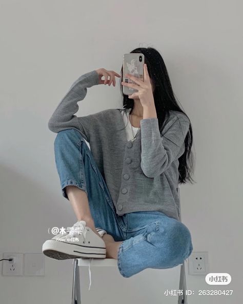 Converse Outfit Korean, White Cardigan Outfit Aesthetic, Korean Jeans Outfit, Low Top Converse Outfit, Jeans Outfit Korean, Cropped Cardigan Outfit, Loose Jeans Outfit, White Cardigan Outfit, Cardigan Outfit Aesthetic