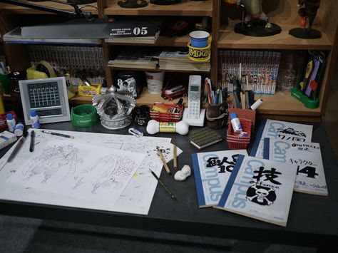 Oda-sensei's desk! Artist Table Setup, Enviroment References, Author Aesthetic, Dream Art Room, One Piece Tumblr, Cozy Table, Artist Workspace, Art Studio Space, Art Studio Room