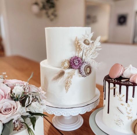 A minimal white two tier cake and dried florals is a sweet choice for a low-key rustic wedding. See more rustic wedding cake, decor, and dress ideas at rusticweddingchic.com 📸: @ferknot_pop_up_weddings 🍰: @sugarandbloomcakes Dried Floral Wedding, 1 Tier Wedding Cakes, Tier Wedding Cakes, Bohemian Wedding Cake, Tall Wedding Cakes, Boho Wedding Cake, Floral Cake Topper, Dried Flowers Wedding, White Cakes