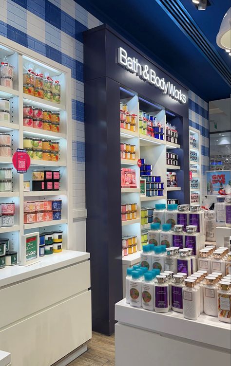 Bath And Body Works Store, Minimalist Things, Iron Door Design, Bath N Body Works, Aesthetic Objects, Corner Bath, Store Interiors, Snap Chat, Paper Mate