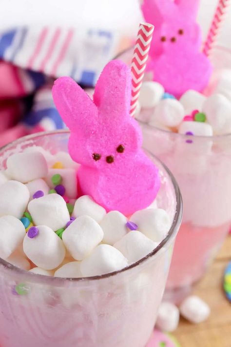 This delicious Easter punch recipe features a combination of sweet strawberry lemonade, creamy ice cream, and fizzy soda topped with mini marshmallows and a colorful peeps bunny. The festive punch is easy to make, filled with fruity flavors, and the perfect drink for your Easter celebration. Peep Drink, Easter Drinks For Kids, Fun Easter Drinks, Easter Punch Recipes, Easter Bunny Punch, Easter Punch, Easter Drinks, Bunny Punch, Festive Punch