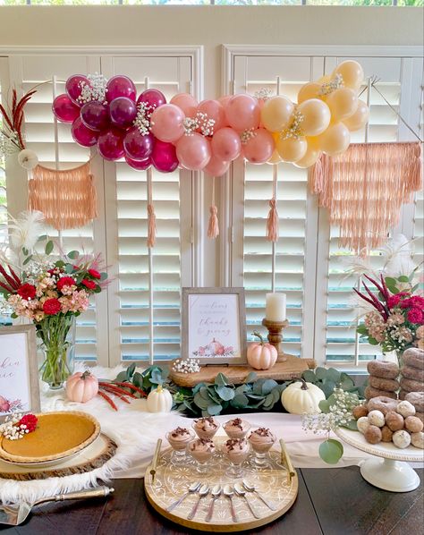 Need ideas for Thanksgiving or Friendsgiving?! How about a pretty boho vibe? Click here for dessert and decor ideas! #friendsgiving #thanksgiving #bohostyle Boho Friendsgiving, Friendsgiving Dessert, Dessert Styling, Boho Chic Party, Thanksgiving Home Decorations, Feather Bouquet, Garland Ideas, Party Backdrops, Friendsgiving Party