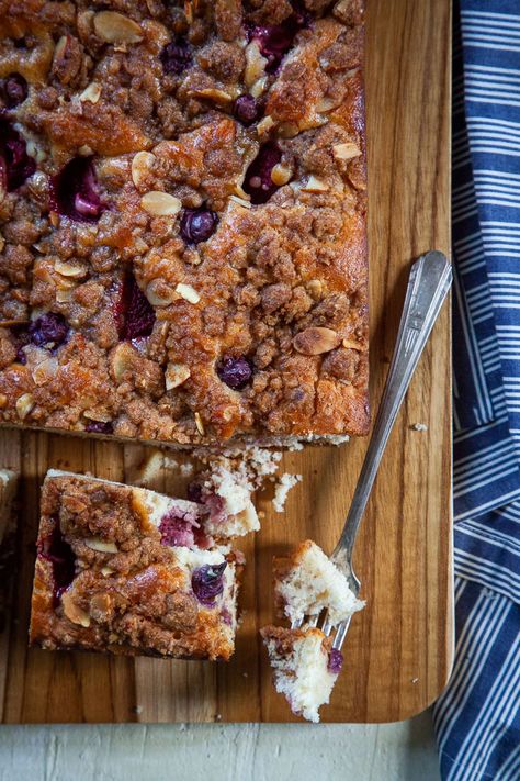 Strawberry and Grape Coffee Cake with Almond Crumb Topping. Red Grape Recipes Ideas, Grape Cake Recipe, Red Grapes Recipes, Grape Desserts, Grape Dessert Recipes, Grape Nuts Recipes, Strawberry Coffee Cake, Grape Dessert, Nuts Recipes