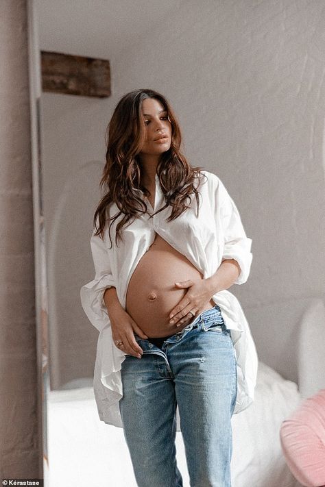 Hot Hotter Hottest Celebrities: Pregnant Emily Ratajkowski's Extra Large BUST in Bikini Top Pregnancy Hair, Buisness Outfits, Red Top Outfit, Pregnancy Hairstyles, Studio Maternity Shoot, Summer Pregnancy Outfits, Pregnant Model, Top Summer Outfits, Summer Pregnancy