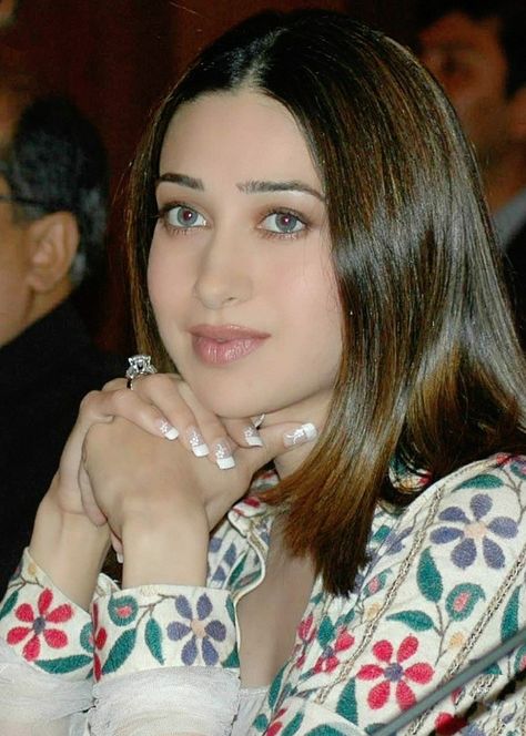 Karisma Kapoor 90s, Karishma Kapoor 90s, Bollywood Makeup, Jassi Gill, Karishma Kapoor, Karisma Kapoor, 90s Bollywood, Afghan Dresses, Vintage Bollywood