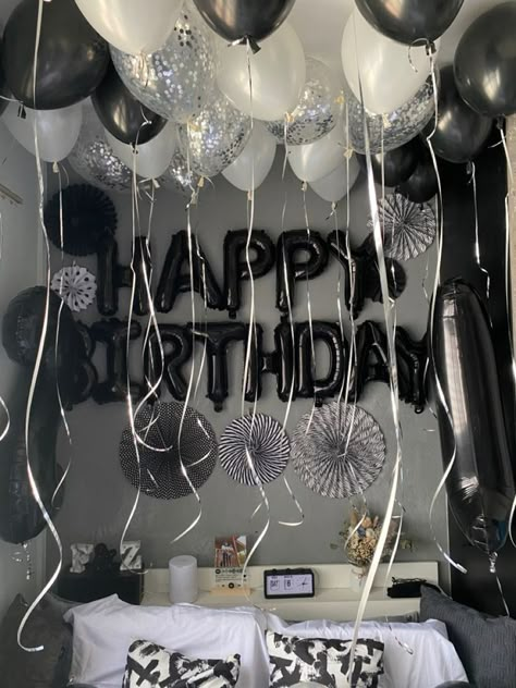 Birthday Decorations Surprise, Celebration Decoration Ideas, Decorations 18th Birthday, Birthday Celebration Decorations, Surprise Birthday Decorations, 18th Birthday Party Themes, 17th Birthday Ideas, Birthday Room Decorations, Simple Birthday Decorations