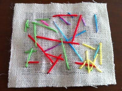 burlap sewing for kids.  yarn, burlap pieces and kid plastic sewing  needles. Preschool Sewing, Easy Hand Sewing, Sewing Activities, Kids Sewing, Fabric Purses, Sewing Needles, Sewing Projects For Kids, Beading Needles, Mk Bags