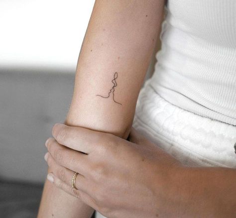 Jax Tattoo, Cute Small Tattoos For Women, Small Animal Tattoos, Tattoo Fine Line, Simple Wrist Tattoos, Small Tattoos For Women, Tattoo Family, Beautiful Flower Tattoos, Tattoos For Lovers