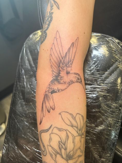 hummingbird on lower arm Rose Tattoo Hand, Tattoo Ideas For Female, Bird Tattoos Arm, Tattoos Henna, Girl Arm Tattoos, Bicep Tattoo, Thigh Tattoos Women, Classy Tattoos, Tattoo Ideas Female