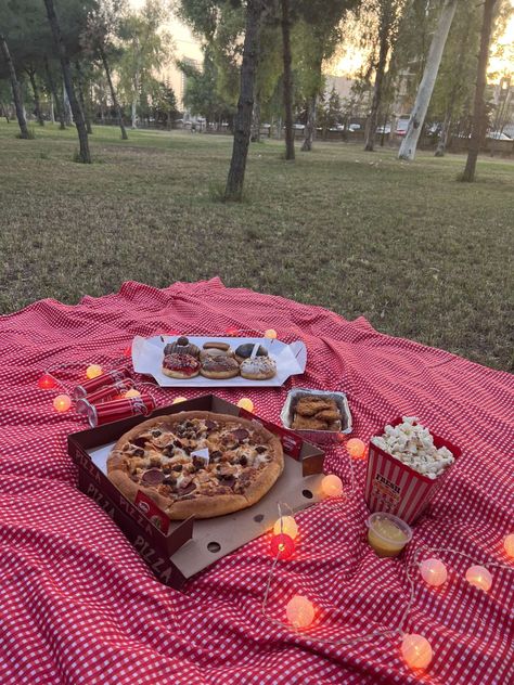 Picnic, park, lights, fairy lights, food, foodie, aesthetics, popcorn, pizza, donut Fairy Lights Picnic, Foods Aesthetics, Pizza Donut, Picnic Park, Picnic Vibes, Fairy Lights, Short Film, Popcorn, Parka