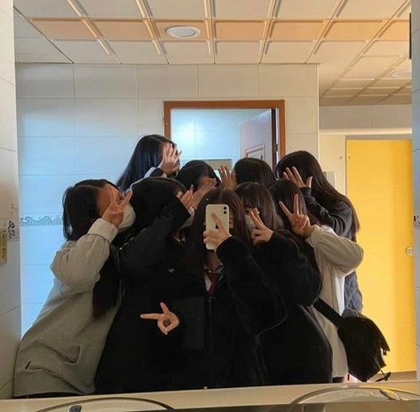 8 Friends Aesthetic, 8 Girls Squad, Handsome Aesthetic, Artist Couple, Traveling Couple, Girls Ulzzang, Husband Wife Love, Girls Squad, Friend Group Pictures