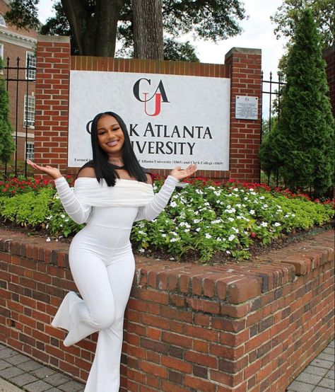 White Graduation Outfits Black Women, Graduation Party Outfits Black Women, White Graduation Pictures, Awards Ceremony Outfit School, Graduation Classy Outfit, Cady Studios Senior Pictures Outfits, College Fdoc Outfit, Graduation Dress Black Women High School, College Graduation Dress Black Women