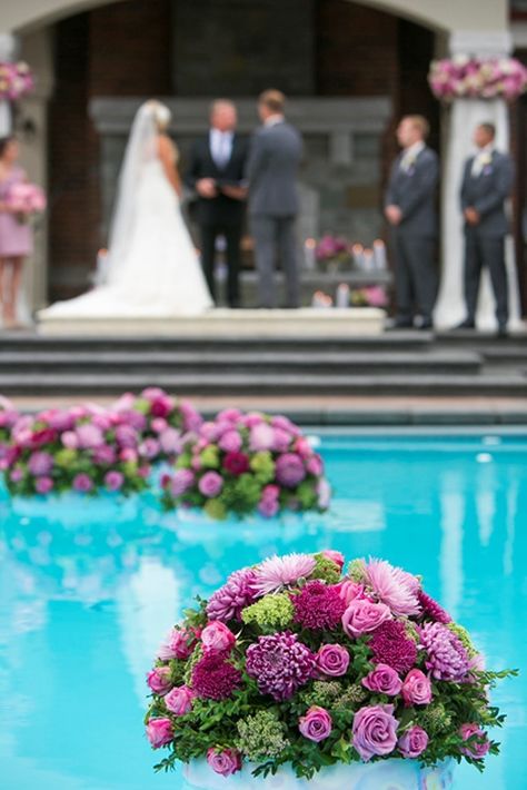 Pool Decor Ideas, Wedding Pool Party Decorations, Floating Flower Arrangements, Pool Wedding Decorations, Outdoor Pool Decor, Wedding Pool Party, Pool Wedding, Pool Party Decorations, Floating Flowers