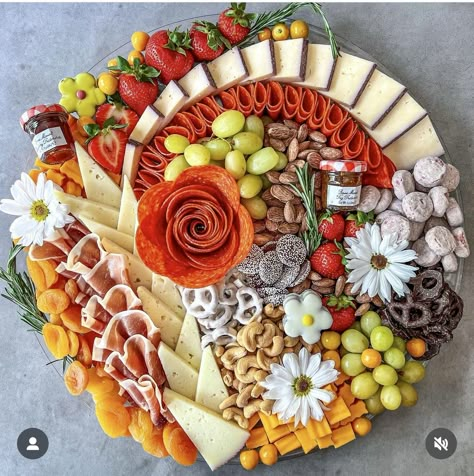 Cheese Board Display Presentation, Oval Charcuterie Board Ideas, Chocolate Charcuterie Board, Charcuterie Picnic, Charcuterie Board Meats, Charcuterie Appetizers, Amazing Food Platters, Holiday Appetizers Recipes, Cheap Meal Ideas