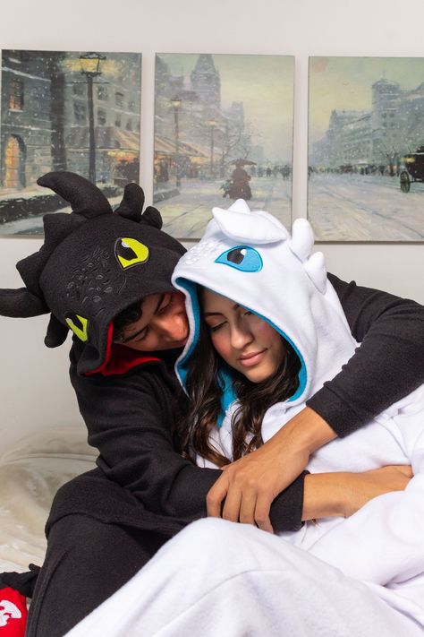 ARRIVE FOR HALLOWEEN  Pajama de toothless Kigurumi de chimuelo, all sizes for  adult, big sizes Button closure *DETAILS: Our pajamas kigurumis/onesies is adorable and eye-catching , designs all feature a hood with face like the character, and ears for full effect. Matching tails and details designs help complete your ultimate cosplay stile.  *MATERIALS: For the better comfort and fun, these materials are soft to the touch and will keep you warm during those cold winter months and and comfortable in air conditioning, The button up closure allows you to quickly get dressed while the loose fit gives you the flexibility to easily wear over your clothes. *CONFORT: Loose fitting pattern allow you the flexibility of movement while maintaining style and comfort. The fun and colorful designs will m Matching Onesies, Cute Couples Costumes, Unique Couple Halloween Costumes, Matching Family Christmas Pajamas, Pretty Halloween Costumes, Couples Halloween Outfits, Duo Halloween Costumes, Matching Christmas Pajamas, Halloween Pajamas