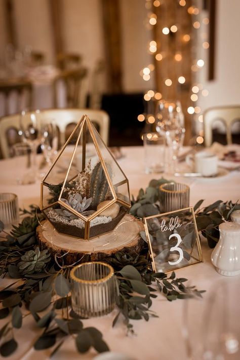 Circular Tables Wedding, Wedding Centrepiece Round Table, Wedding Tablescapes Round, Wedding Table Lighting, Wedding Table Centerpieces Rustic, Fall Wedding Tablescapes, Round Wedding Tables, Centerpieces Rustic, Round Table Decor