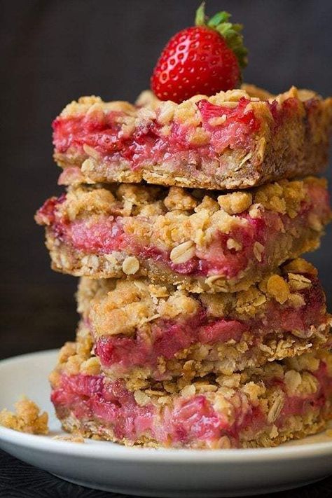 Dairy Free Rhubarb Recipes, Strawberry Rhubarb Bars, Best Rhubarb Recipes, Rhubarb Bars, Strawberry Crumble, Crumb Bars, Rhubarb Desserts, Crumble Bars, Healthy Strawberry