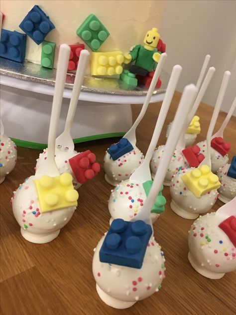 Lego cake pops Lego Ice Cream Cake, Lego Cake Pops Ideas, Roblox Cakepops, Lego Cakepops, Lego Themed Cake, Lego Cake Pops, Mac Cake, Lego Friends Birthday, Police Cakes