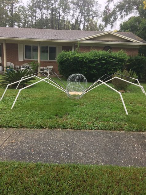 Spider Web Tunnel Diy, Diy Spiderweb Decoration Outdoor, Diy Huge Spider, Spider Tunnel Halloween, Diy Giant Spider Halloween, Spider Halloween Decorations, Diy Halloween Spider, Thanksgiving Wood Crafts, Halloween Yard Displays