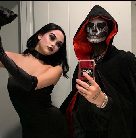 https://www.instagram.com/p/B4Qd-0rhJ3p/?utm_medium=copy_link Halloween Parejas, Grunge Couple, Couples Halloween Outfits, Couples Halloween, Princess Costume, Halloween Inspo, Fantasias Halloween, Couple Halloween, Diy Halloween Costumes