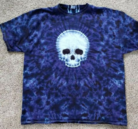 Skull Tie Dye Diy, Skull Tie Dye Tutorial, Tie Dye Skull Patterns, Moon Tie Dye, Star Tye Dye, Tye Dye Designs, Tye Dye Ideas, Goth Tie Dye, Unique Tie Dye Patterns